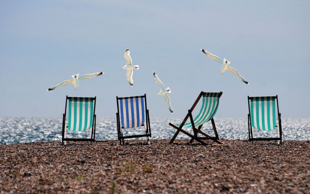 spiaggia e sdraio