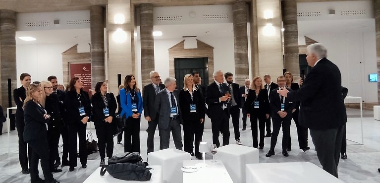 Il presidente del consiglio d’amministrazione Eric Cornut riunisce e ringrazia il gruppo Menarini dell’anno passato.