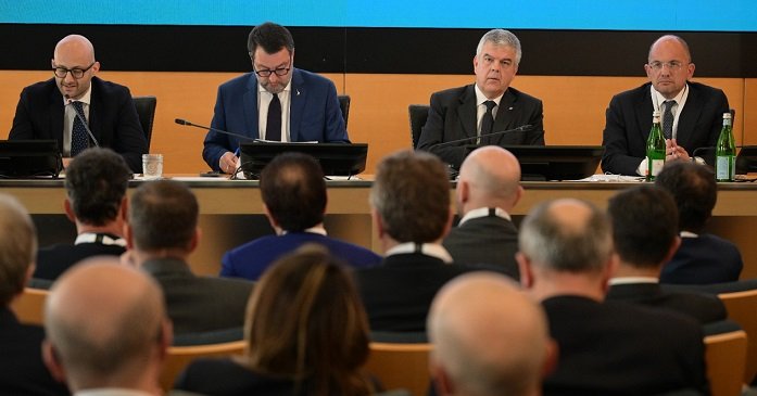 All’evento di presentazione, da sinistra a destra, troviamo Gianpiero Strisciuglio, Matteo Salvini, Luigi Ferraris e Guido Castelli.