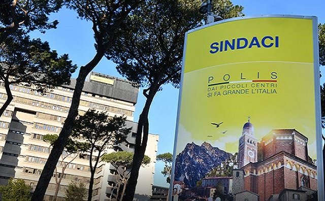 Il Progetto Polis è un ulteriore passo avanti verso la coesione sociale e la digitalizzazione dei servizi della Pubblica Amministrazione, che nel mese di marzo ha portato alla conclusione dei lavori di ristrutturazione di 1370 Uffici Postali nei comuni con meno di 15mila abitanti. Fonte: tgposte.poste.it