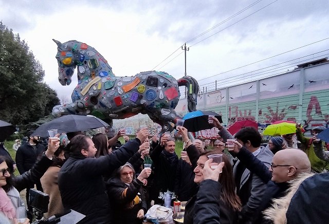 Neanche la pioggia ci ha fermati: con gli ombrelli di un precedente spettacolo la folla è stata messa al riparo e ha brindato “alla libertà, a Marco Cavallo, ad altre 50 installazioni”