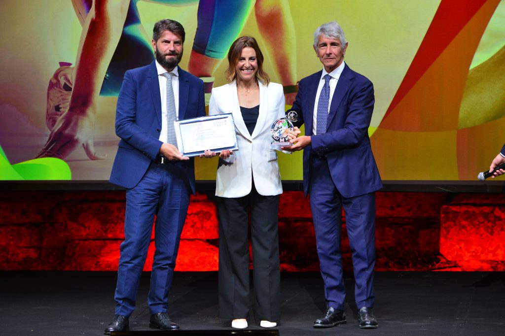 Andrea Abodi, Ministro per lo Sport e i Giovani, con la premiata Deborah Compagnoni ed Ennio Troiano, membro del Board della Fondazione Fair Play Menarini