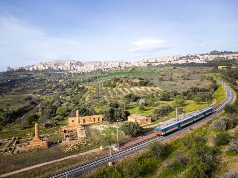 Tragedia ferroviaria a Córdoba: scontro tra treni, 24 morti