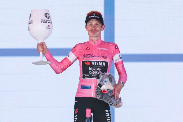 Lavik corona la fuga e vince a Milano, Vingegaard resta in rosa