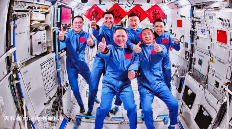 Cina, gli astronauti della Shenzhou-23 entrano nella stazione spaziale Tiangong