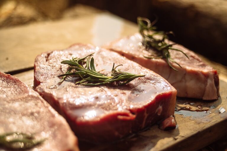 Bistecca globale, cosa c’è dietro lo stop alla carne brasiliana