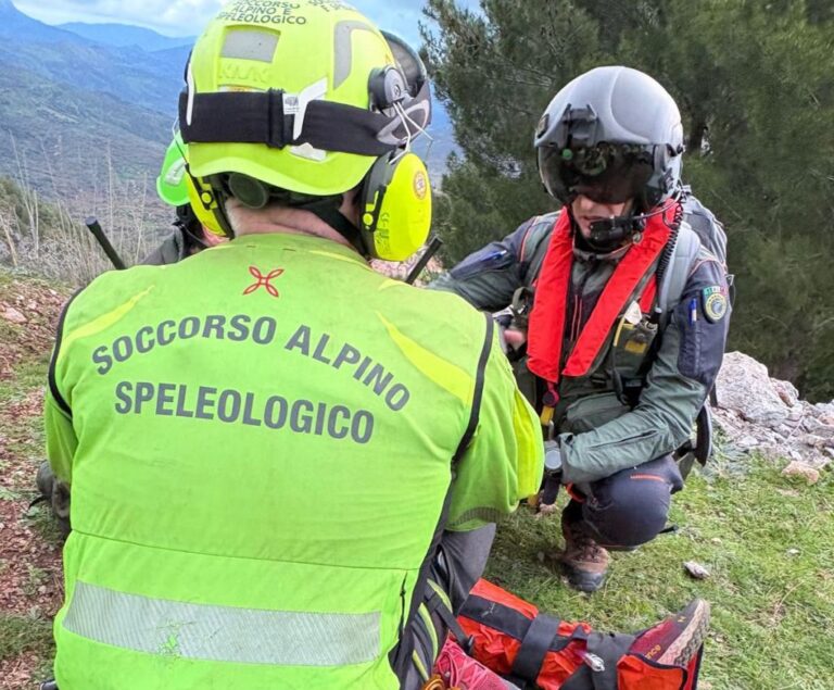 Salvato lo speleologo bloccato a 120 metri profondità nel cuneese