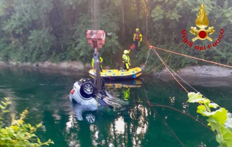 Auto finisce in un canale nel milanese, 3 morti